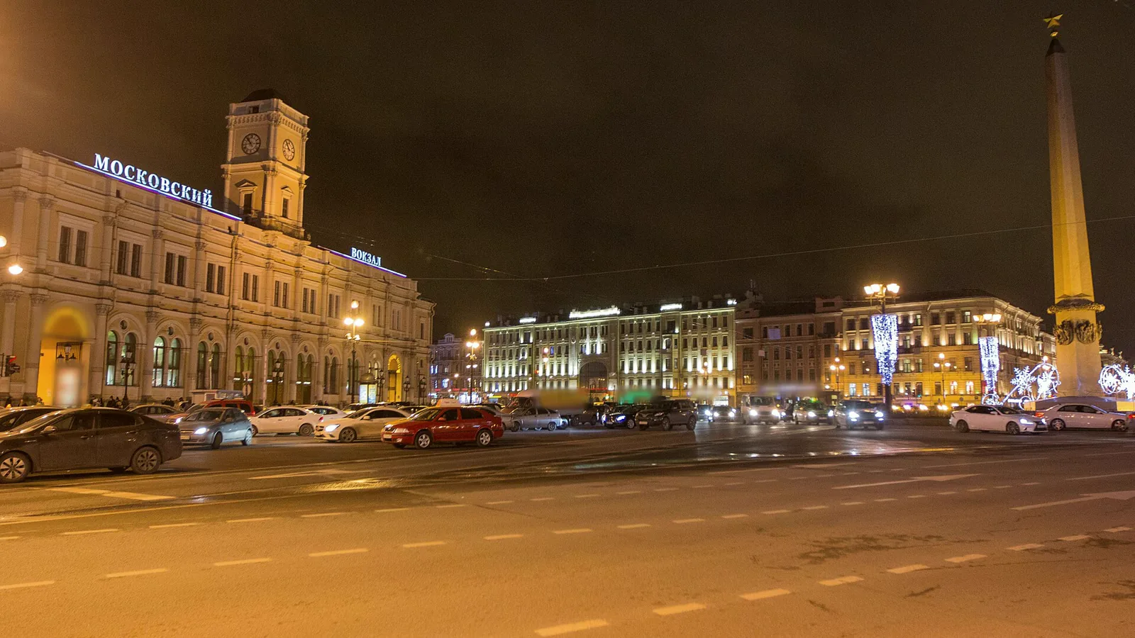 Площадь Восстания вечером: Московский вокзал и обелиск — у этой площади в СПб проходят вечера быстрых свиданий