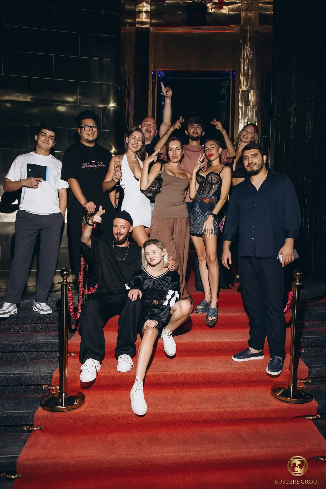 Гости Busters Group на красной дорожке у входа в клуб
